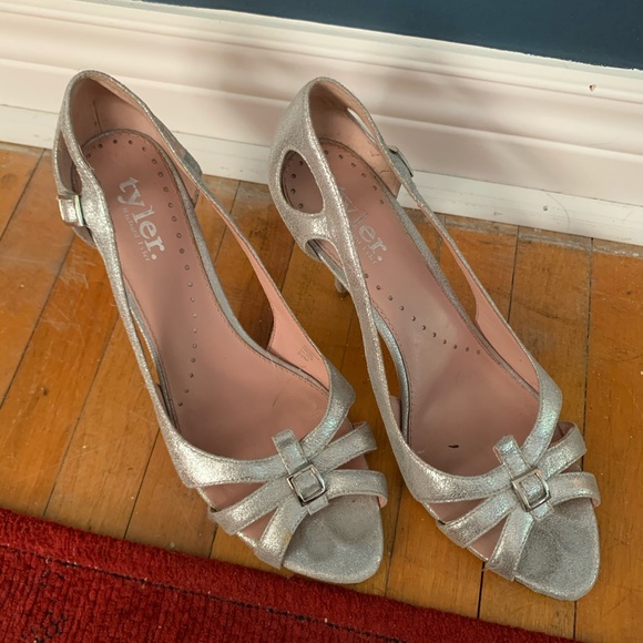 Silver Heels - Picture 2 of 2